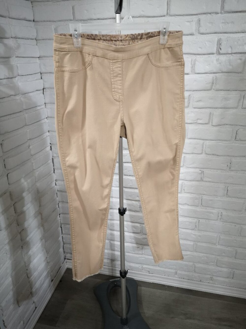 Diane Gilman Ladies Size Med. Petite Reversable Pull On Style Skinny Jeans